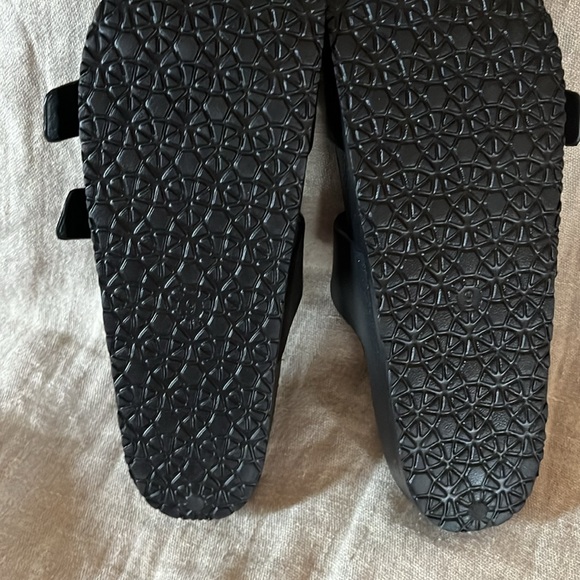 Women’s black slide sandals. Size 9 - Picture 4 of 4